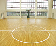 PVC運(yùn)動地板廣泛應(yīng)用于室內(nèi)籃球場館啦