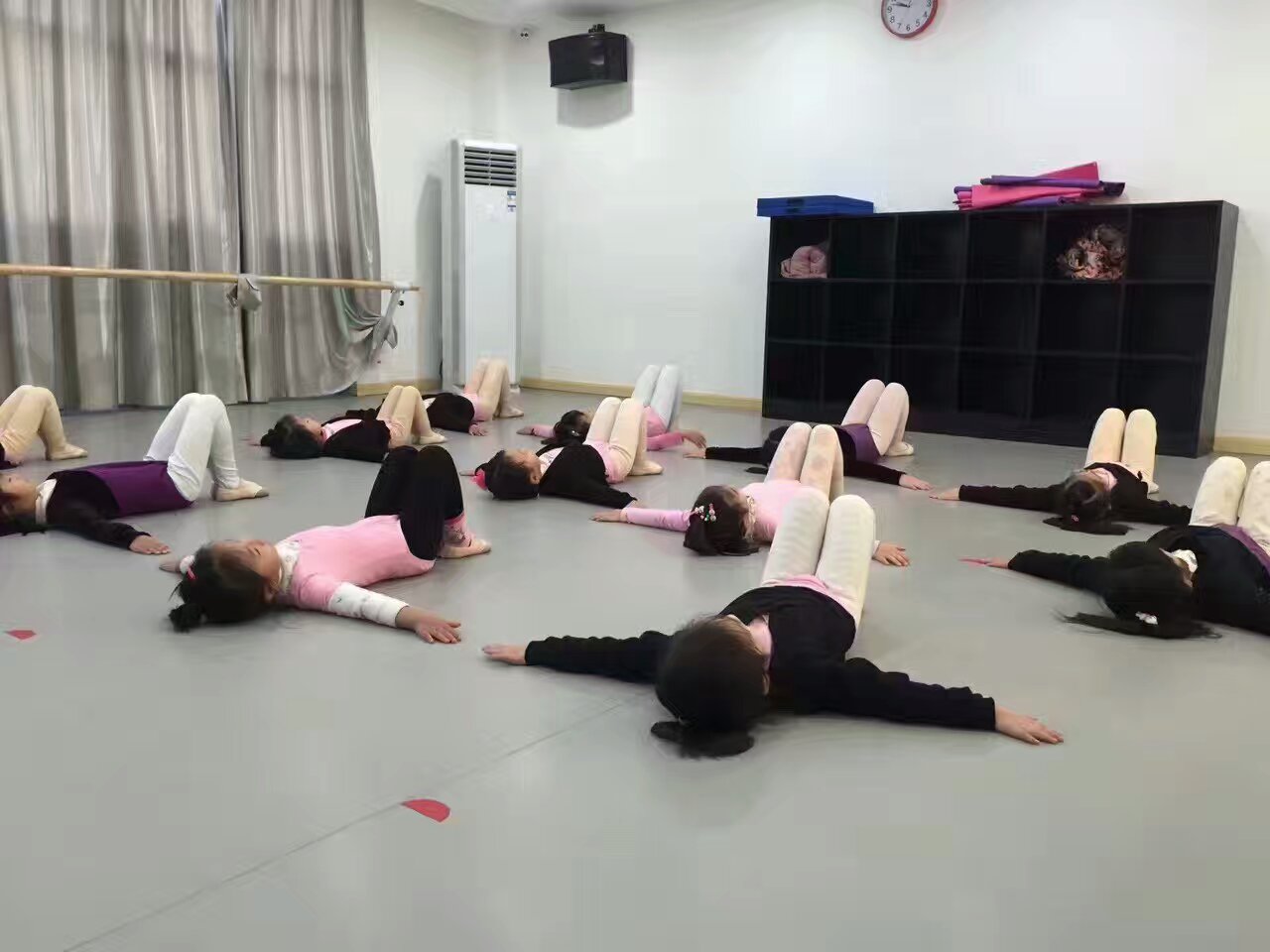 選對(duì)了舞蹈地膠能很好的減少舞者受傷？【騰方PVC地板】