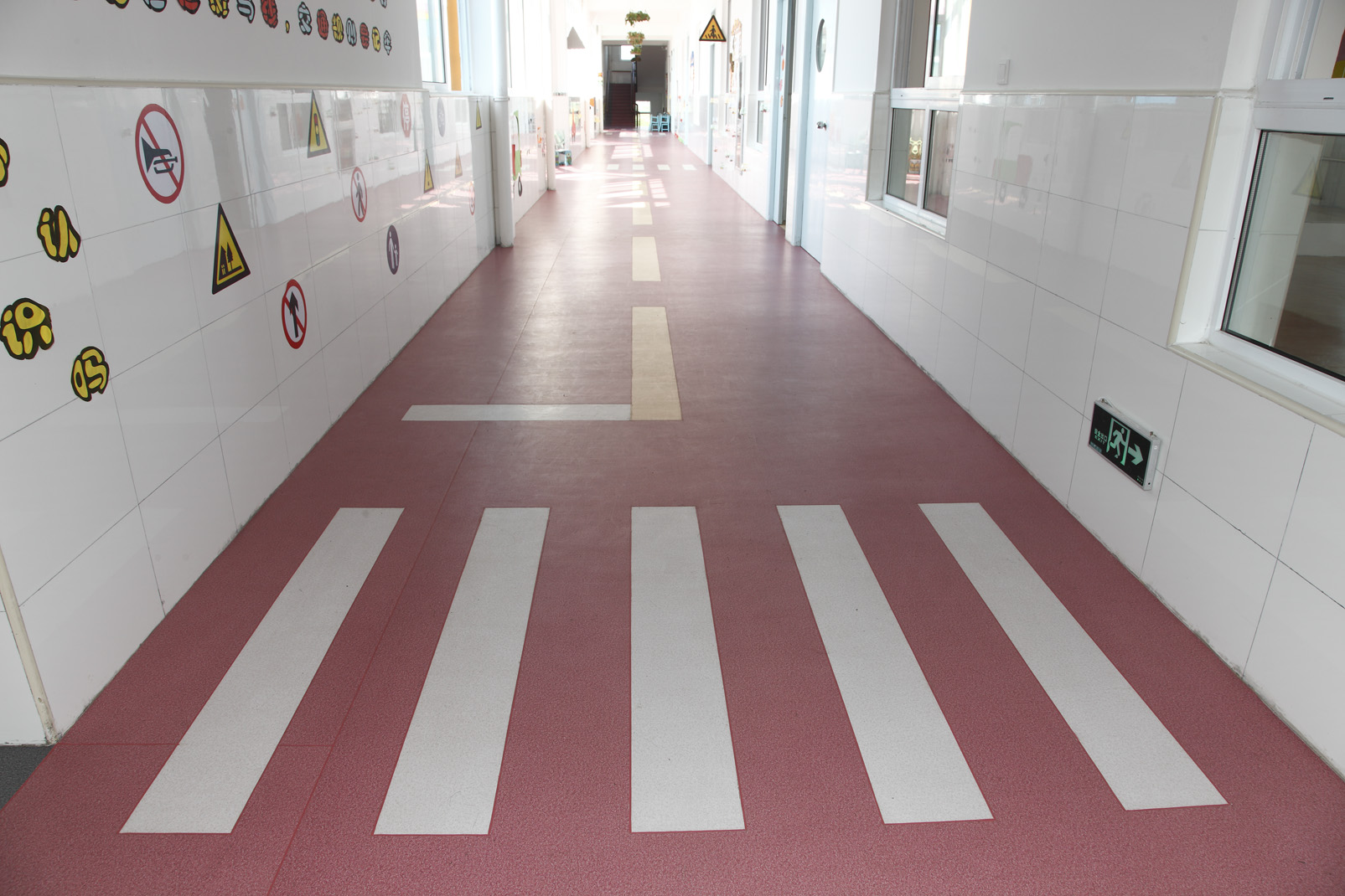 為什么幼兒園用地膠可以保護兒童的身體健康？【騰方PVC地板】
