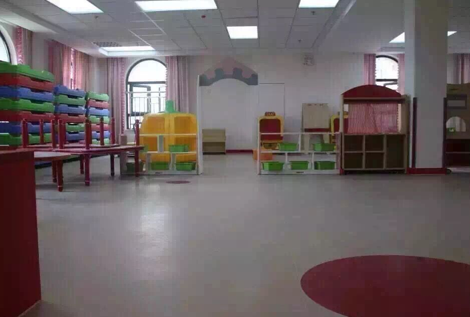 幼兒園地膠墊價格有什么優(yōu)勢？【騰方PVC地板】